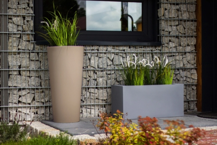 Duża wysoka donica do ogrodu Habana o pełnej pojemności beżowa